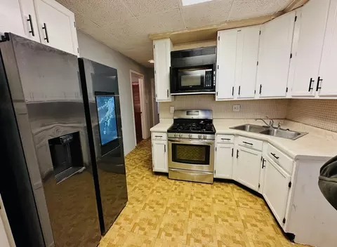 Kitchen - 743 E 69th Pl, Chicago, IL 60637 photo 4 of 7