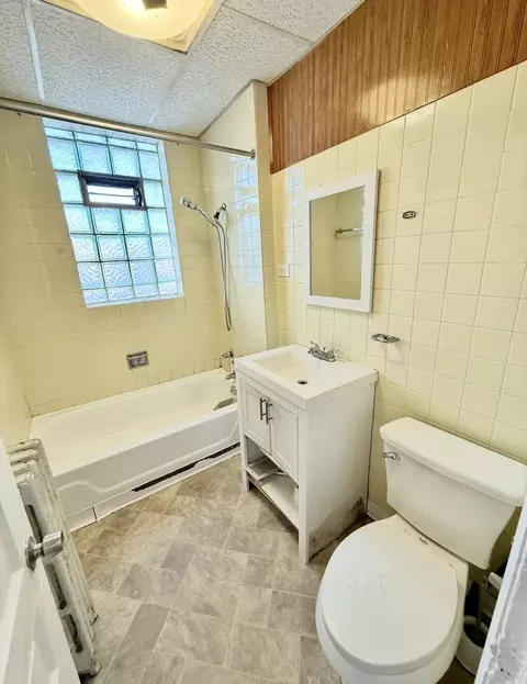 Bath - 743 E 69th Pl, Chicago, IL 60637 photo 1 of 3
