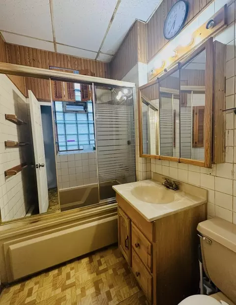Bath - 743 E 69th Pl, Chicago, IL 60637 photo 2 of 3