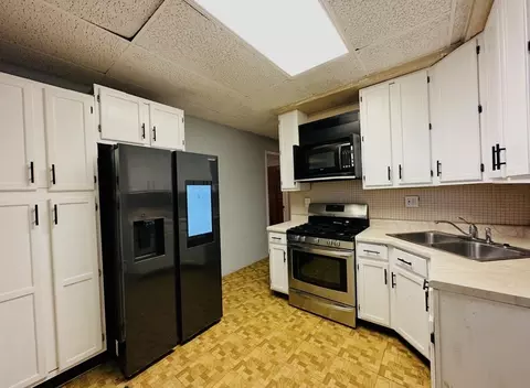 Kitchen - 743 E 69th Pl, Chicago, IL 60637 photo 3 of 7