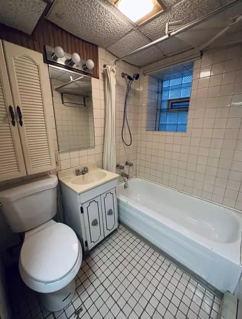 Bath - 743 E 69th Pl, Chicago, IL 60637 photo 3 of 3