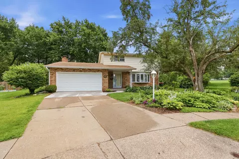 2903 Woodland Ct, Davenport, IA 52803
