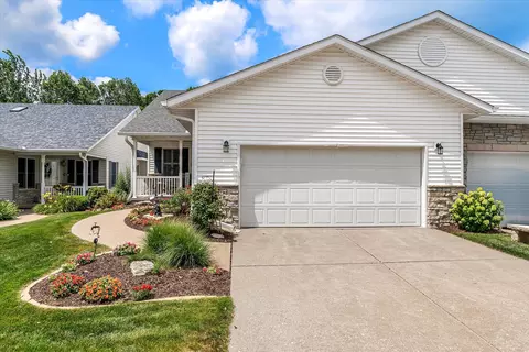 702 Wells Fargo Trl, Le Claire, IA 52753