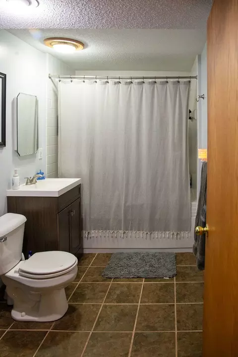 Bath - 1015 Suncrest Dr, Fulton, IL 61252 photo 1 of 2