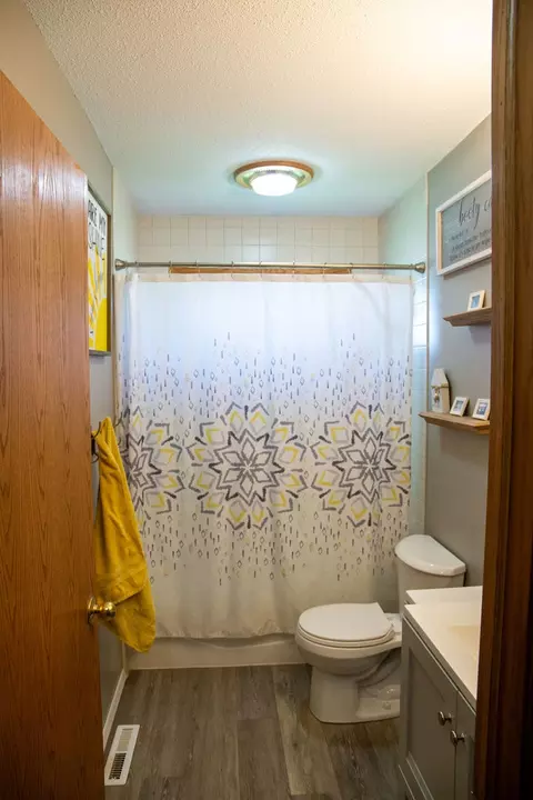 Bath - 1015 Suncrest Dr, Fulton, IL 61252 photo 2 of 2