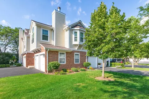 622 Grosse Pointe Cir, Vernon Hills, IL 60061
