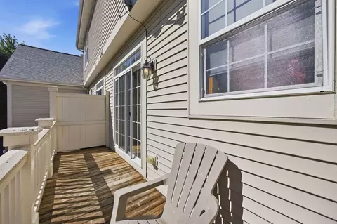 Exterior - 435 E Railroad Ave, Bartlett, IL 60103 photo 5 of 7