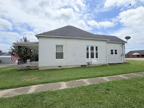 Exterior - 1163 1st St, Eldorado, IL 62930 photo 5 of 8
