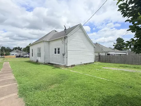 Exterior - 1163 1st St, Eldorado, IL 62930 photo 6 of 8