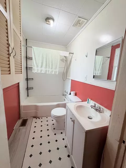 Bath - 1163 1st St, Eldorado, IL 62930 photo 1 of 2