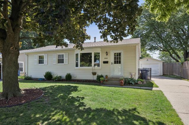 3702 Clover Hills Dr, Bettendorf, IA 52722