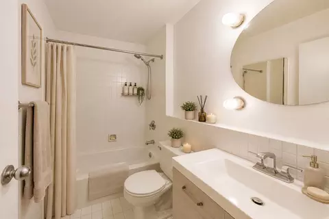Bath - 40 E 9th St #1601, Chicago, IL 60605 photo 2 of 2