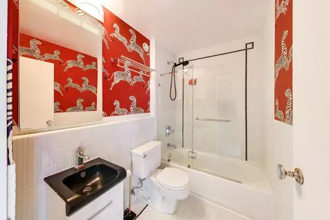 Bath - 40 E 9th St #1601, Chicago, IL 60605 photo 1 of 2
