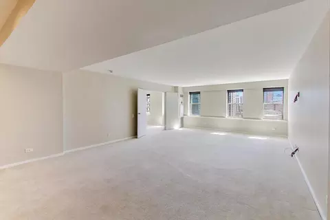 Living - 40 E 9th St #1601, Chicago, IL 60605 photo 2 of 4