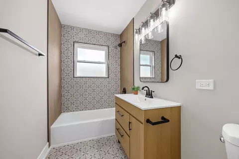Bath - 1307 Pershing Ave, Wheaton, IL 60189 photo 1 of 2