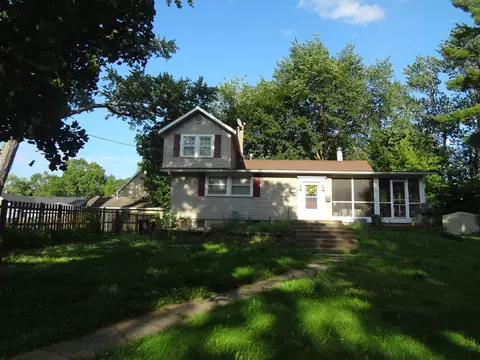 111 Millard Ave, Fox River Grove, IL 60021