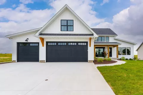 7131 Black Oak Dr, Bettendorf, IA 52722