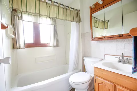 Bath - 1742 Wolverine Rd, Dixon, IL 61021 photo 3 of 3