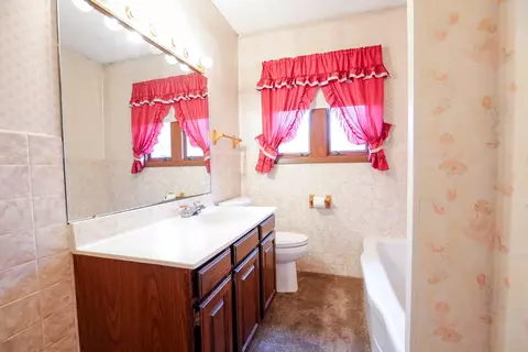 Bath - 1742 Wolverine Rd, Dixon, IL 61021 photo 2 of 3