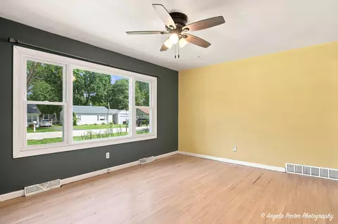 Living - 513 Rand Rd, Mchenry, IL 60051 photo 4 of 4