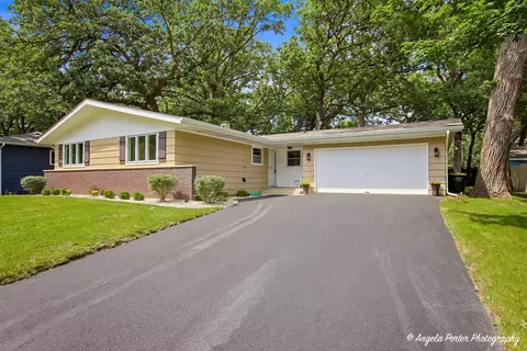 1403 Dairy Ln, Mundelein, IL 60060