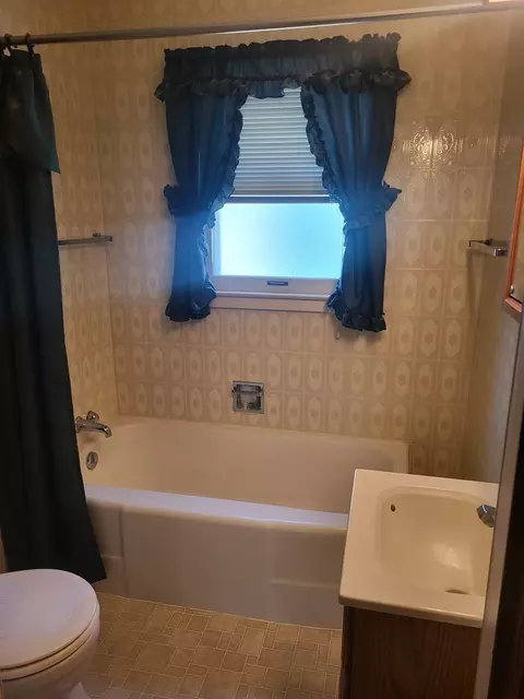 Bath - 1415 W 1st St, Dixon, IL 61021 photo 1 of 1