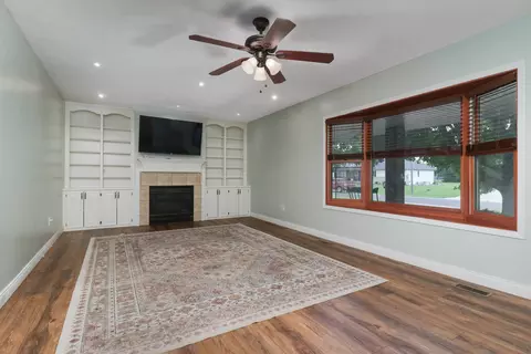 Living - 404 Sunset Dr, Colfax, IL 61728 photo 3 of 5