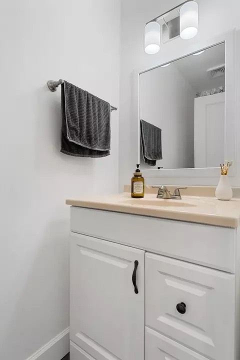 Bath - 138 S Berteau Ave, Bartlett, IL 60103 photo 2 of 2