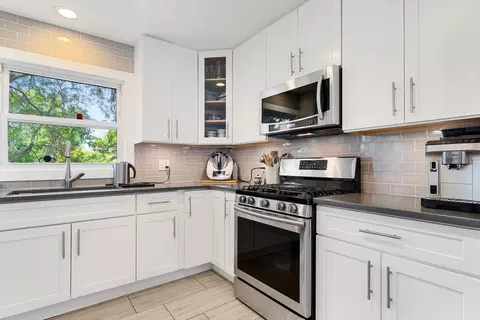 Kitchen - 138 S Berteau Ave, Bartlett, IL 60103 photo 1 of 5