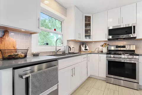 Kitchen - 138 S Berteau Ave, Bartlett, IL 60103 photo 4 of 5