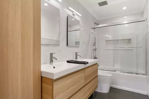 Bath - 138 S Berteau Ave, Bartlett, IL 60103 photo 1 of 2