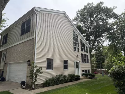 222 Thomas Dr, Wood Dale, IL 60191