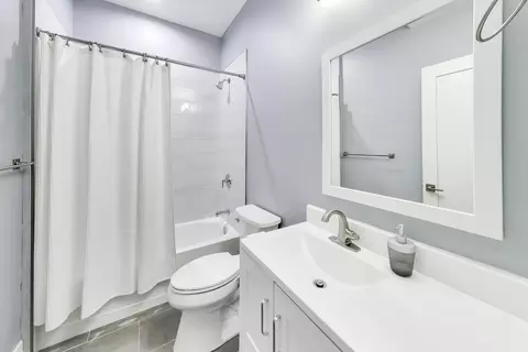 Bath - 616 E 46th St #2, Chicago, IL 60653 photo 3 of 3