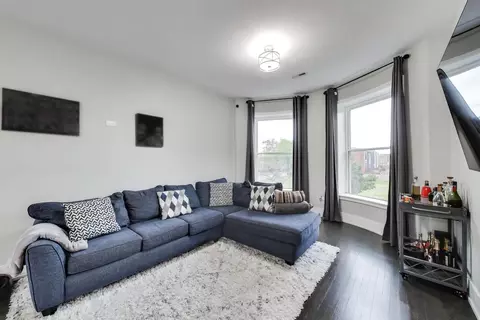 Living - 616 E 46th St #2, Chicago, IL 60653 photo 1 of 3