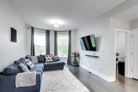 Living - 616 E 46th St #2, Chicago, IL 60653 photo 2 of 3