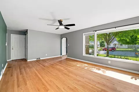 Living - 1043 State St, Ottawa, IL 61350 photo 3 of 4