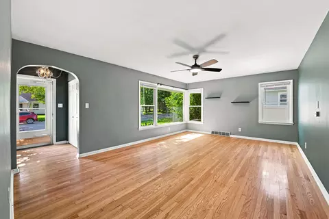 Living - 1043 State St, Ottawa, IL 61350 photo 2 of 4
