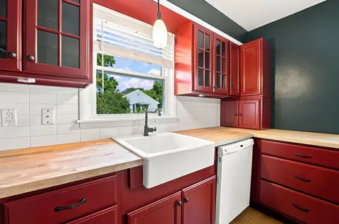 Kitchen - 1043 State St, Ottawa, IL 61350 photo 4 of 6