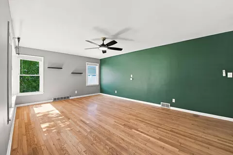 Living - 1043 State St, Ottawa, IL 61350 photo 1 of 4