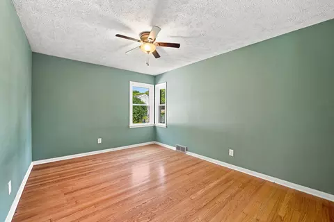 Bedroom - 1043 State St, Ottawa, IL 61350 photo 3 of 4