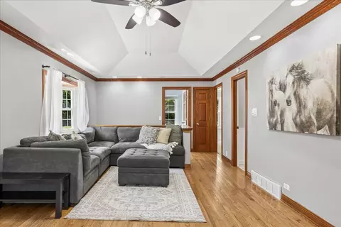 116 Valley Dr, Oakwood Hills, IL 60013 photo 3