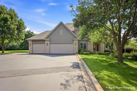 8420 Saint Moritz Dr, Spring Grove, IL 60081