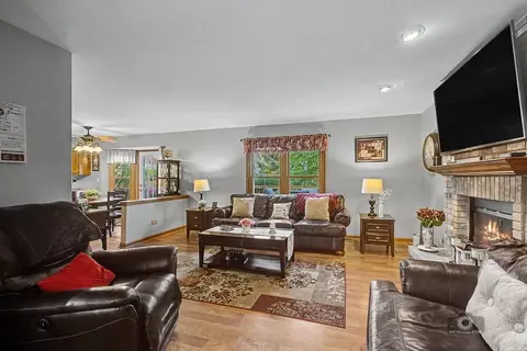 Living - 1904 Brighton Ln, Plainfield, IL 60586 photo 2 of 3