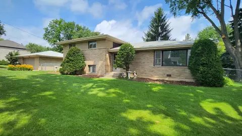 1030 W Kenilworth Ave, Palatine, IL 60067