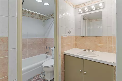 Bath - 175 E Delaware Pl #4921, Chicago, IL 60611 photo 1 of 2