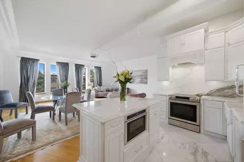 3323 N Paulina St #3F, Chicago, IL 60657