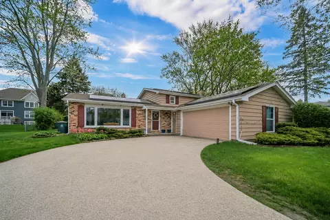 401 Greentree Pkwy, Libertyville, IL 60048