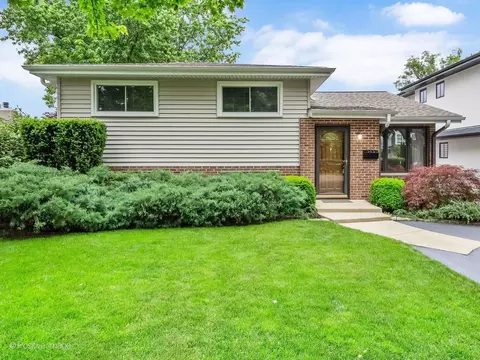 393 Grandview Ave, Glen Ellyn, IL 60137