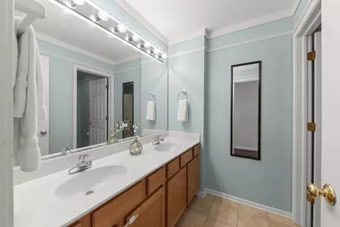 Bath - 1034 Stephen Ct, Aurora, IL 60502 photo 3 of 4