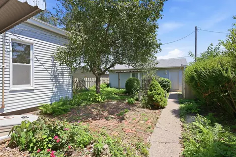 Exterior - 1810 15 St, Moline, IL 61265 photo 7 of 10